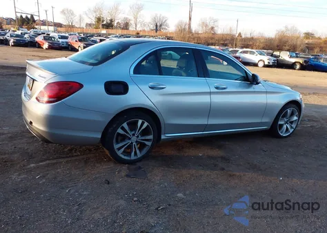 2016 Mercedes-Benz C 300 4Matic z USA, uszkodzony, nr VIN 55SWF4KB3GU176758